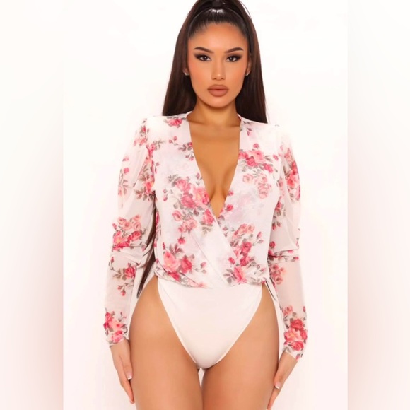 2/$40🔥 Host Pick 🔥 Sheer Floral Bodysuit - Picture 1 of 3